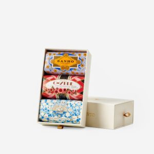 Three decorative soap bars in a gift box, labeled "Banho," "Cézembre," and "Cércia.